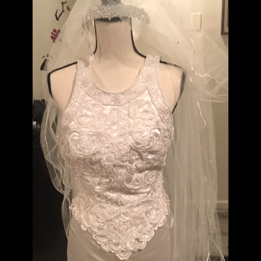 NWT. Demetrios wedding gown, tag says size 8, but runs small more like size 6/7